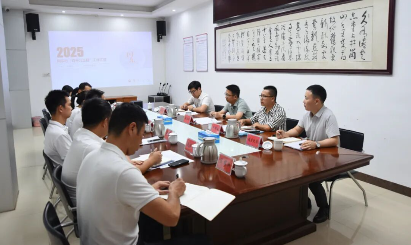 為高質(zhì)量發(fā)展謀實(shí)策、出實(shí)招！鎮(zhèn)領(lǐng)導(dǎo)到岡東村開(kāi)展“百千萬(wàn)工程”調(diào)研